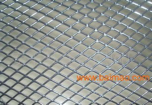 金屬護欄、小鋼板網與噴塑鋼板網 生產、價格與鋼格板對比全解析